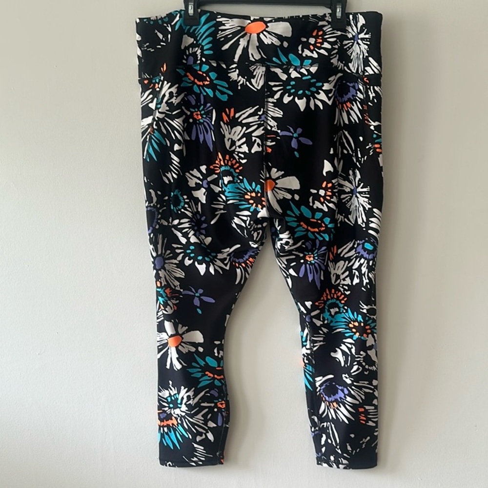 Under Armour Black and White Leggings Form-Fitting Comfort